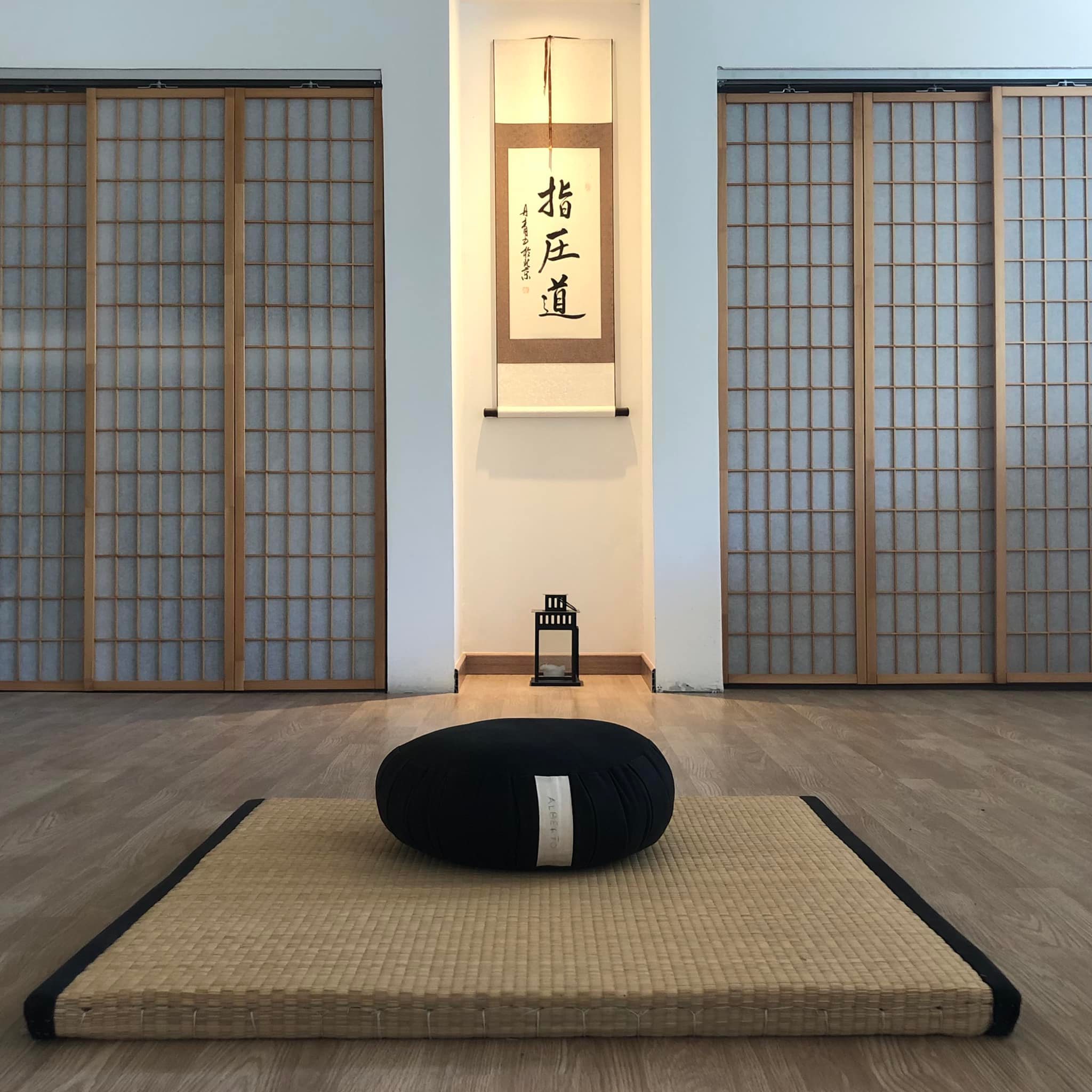 Studio Shiatsu ordinato con futon e atmosfera professionale