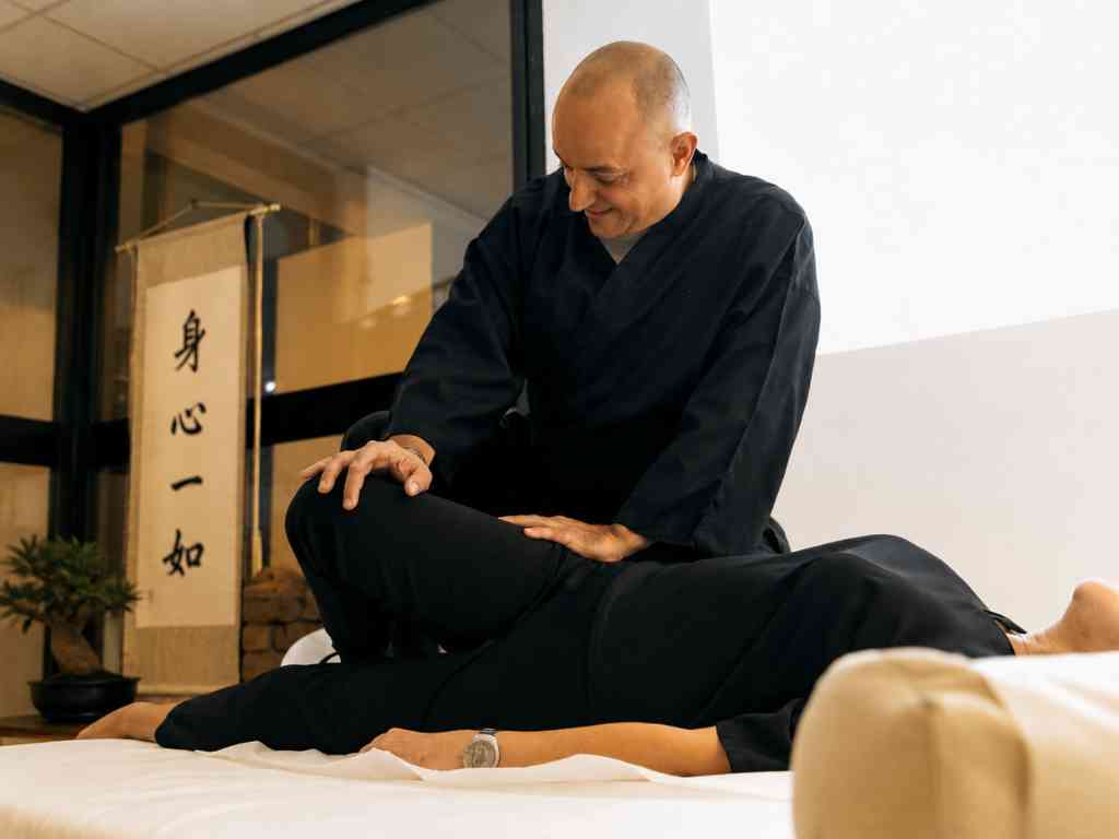 Sala trattamento Shiatsu con atmosfera calda e professionale